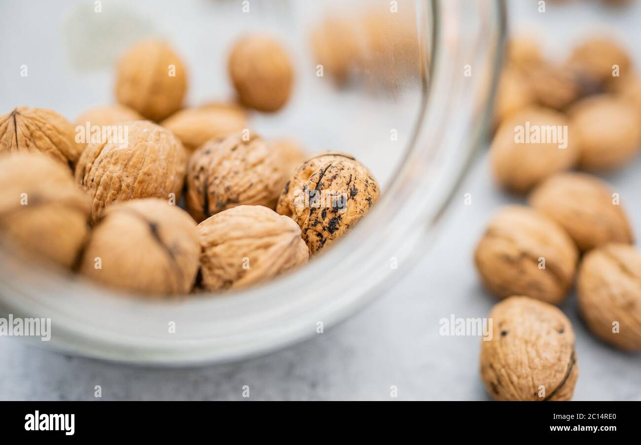 Concept nocciole di noce sano in una ciotola di vetro. Buon carboidrato per provvedere nutrizione! Illuminato con luce naturale. Foto Stock