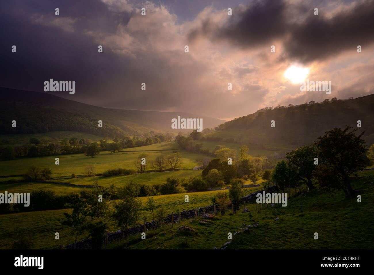 Paesaggio di Upper Wharfedale nel Parco Nazionale delle Valli dello Yorkshire Foto Stock