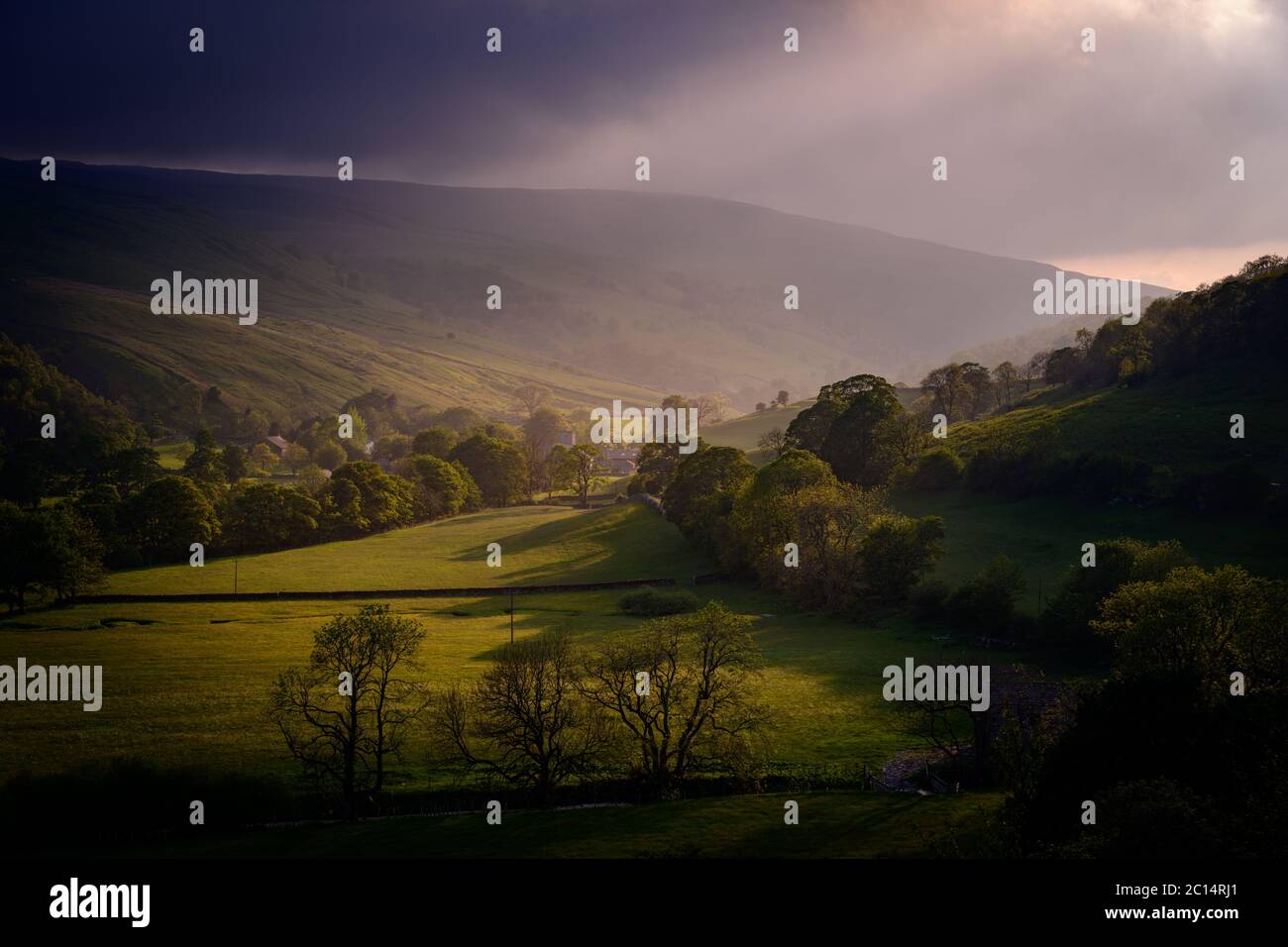 Paesaggio di Upper Wharfedale nel Parco Nazionale delle Valli dello Yorkshire Foto Stock