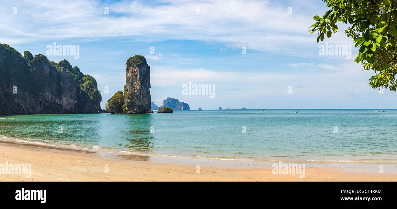 Panorama di Ao Pai Plong spiaggia, Krabi, Thailandia in una giornata estiva Foto Stock