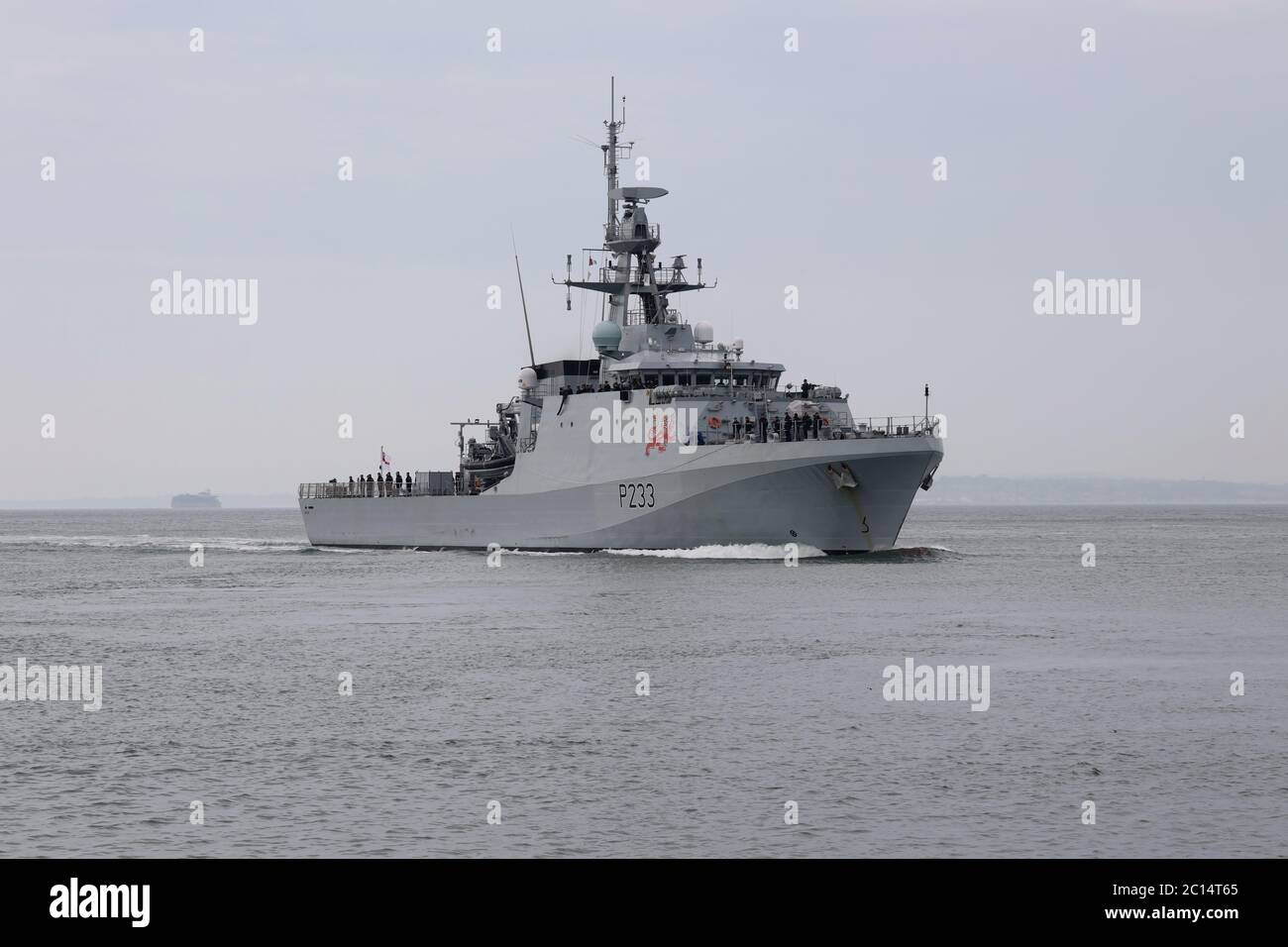 La nave più recente della Royal Navy, HMS TAMAR, arriva al suo porto di casa Foto Stock