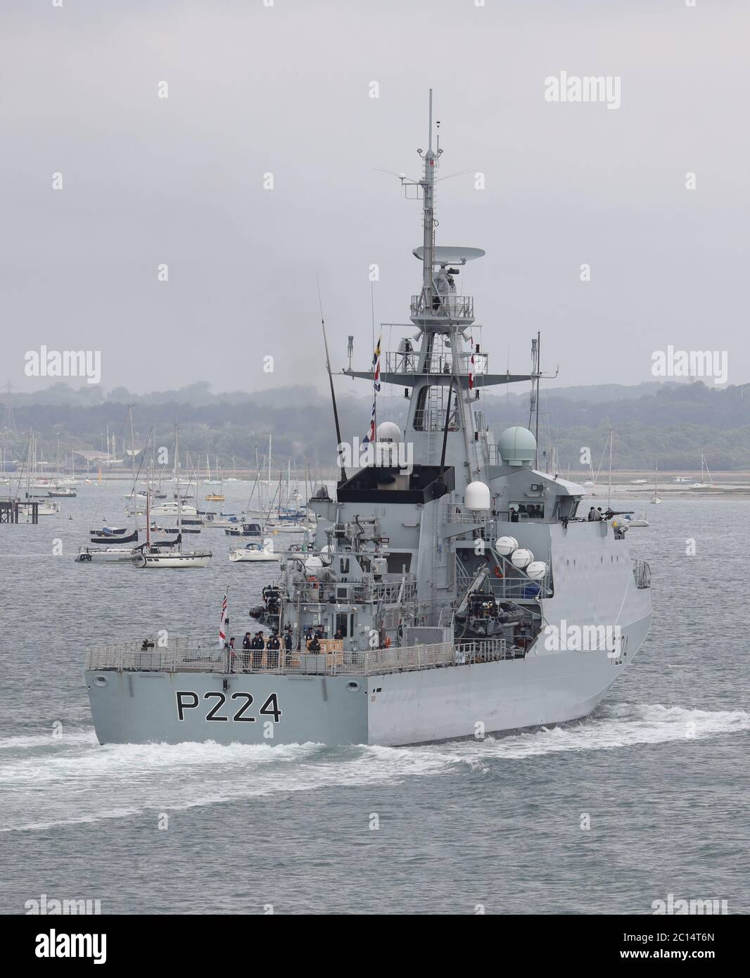 La nave di pattuglia offshore di classe Royal Navy River HMS TRENT (P224) si dirige verso il porto verso il suo ormeggio. La nave dovrebbe tornare in mare più tardi oggi Foto Stock