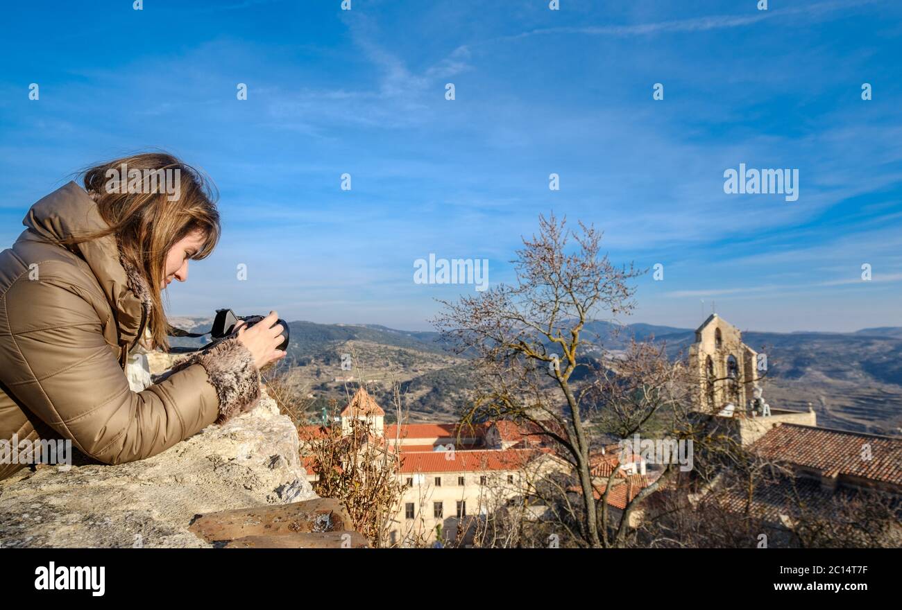 donna viaggiatore paesaggio fotografia con mirrorless fotocamera viaggio foto Foto Stock