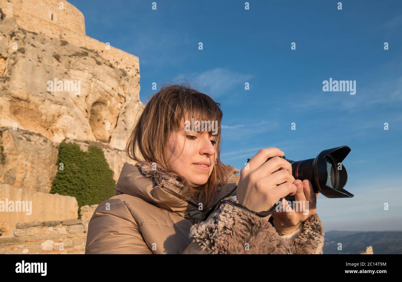 donna viaggiatore paesaggio fotografia con mirrorless fotocamera viaggio foto Foto Stock