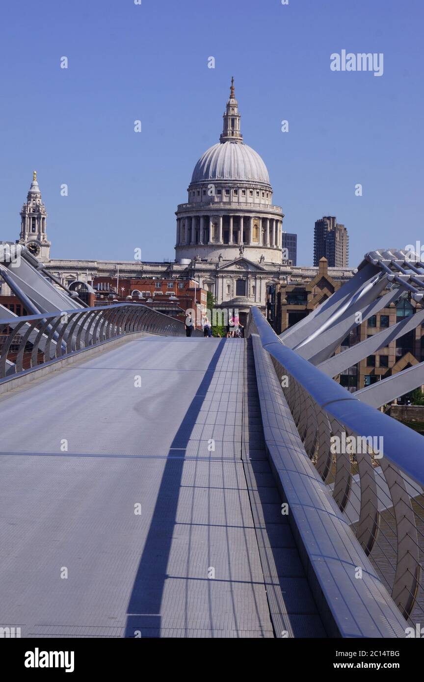 Millennium Bridge e St. Paul's Cathedral, Londra (Regno Unito) Foto Stock