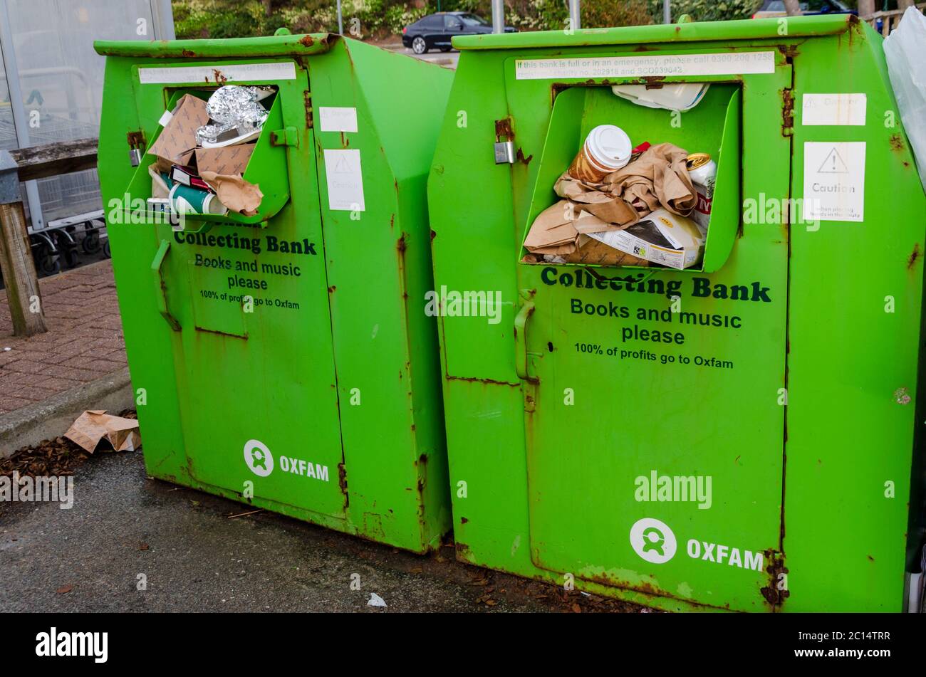 West Kirby, UK: 3 giugno 2020: Le banche di raccolta di beneficenza sono troppo fluenti e sono utilizzate come bidoni per la raccolta delle lettiere. Foto Stock