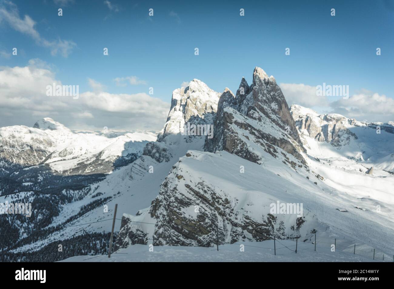 Bella vista panoramica sulle Dolomiti Alpi paesaggio innevato in inverno, Alto Adige, Italia. Vista classica delle famose vette del Seceda Foto Stock