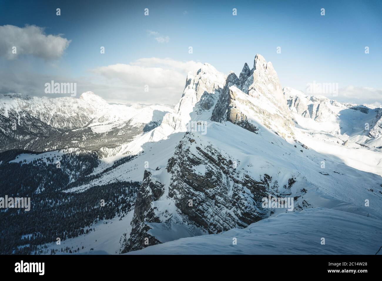 Bella vista panoramica sulle Dolomiti Alpi paesaggio innevato in inverno, Alto Adige, Italia. Vista classica delle famose vette del Seceda Foto Stock