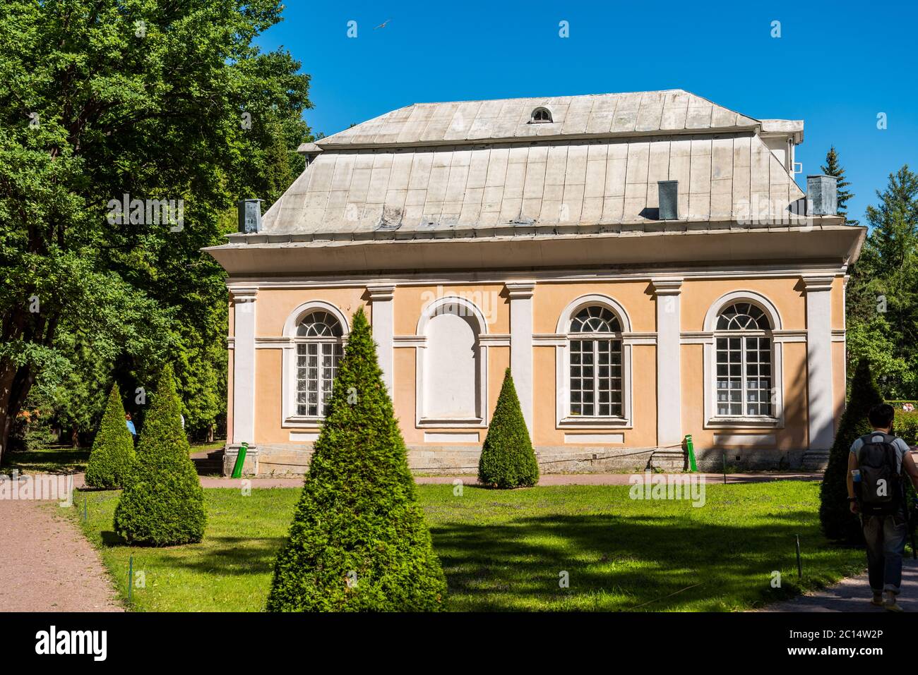 La Grande Orangerie nel Parco inferiore di Peterhof, San Pietroburgo, che ora opera come ristorante Foto Stock