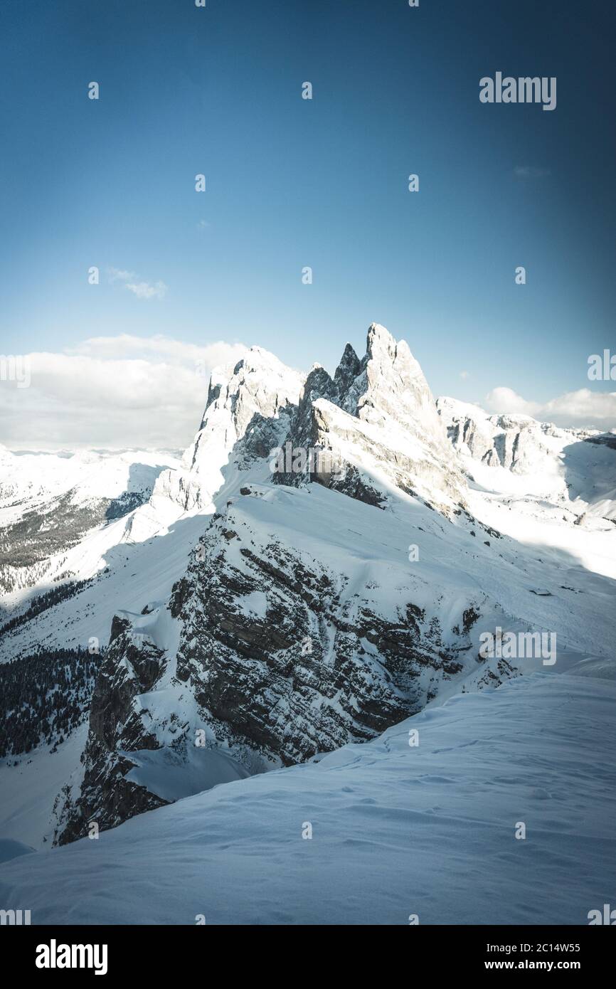 Bella vista panoramica sulle Dolomiti Alpi paesaggio innevato in inverno, Alto Adige, Italia. Vista classica delle famose vette del Seceda Foto Stock