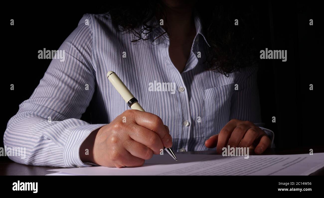 La donna che ha firmato l'accordo, firmando un divorzio. Foto Stock