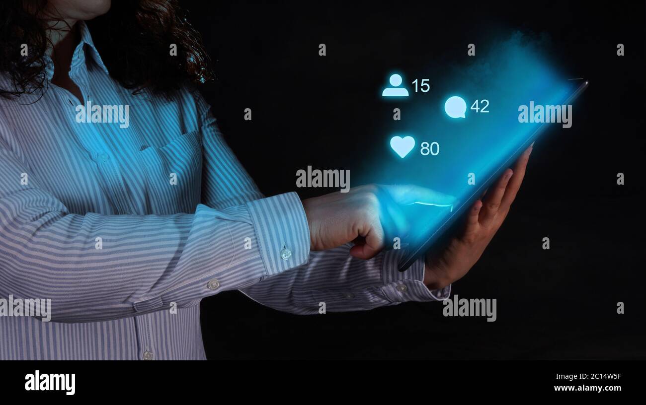 Concetto di cloud computing, connettere i dispositivi al cloud. Uomo d'affari o informatico con icona e tablet per il cloud computing. Foto Stock