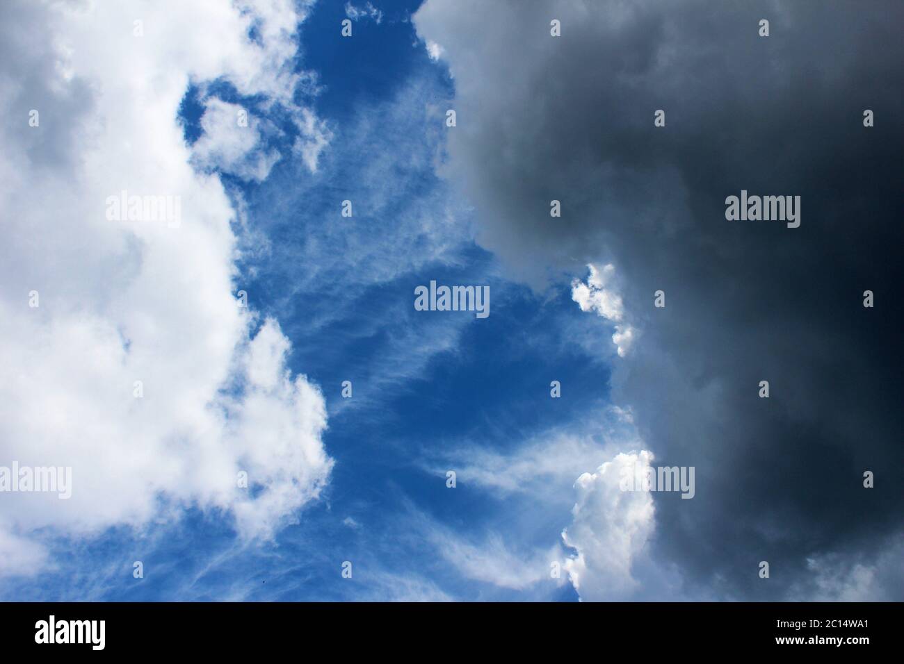 Nuvole nere e bianche a contrasto l'una accanto all'altra su Manchester, Inghilterra Foto Stock