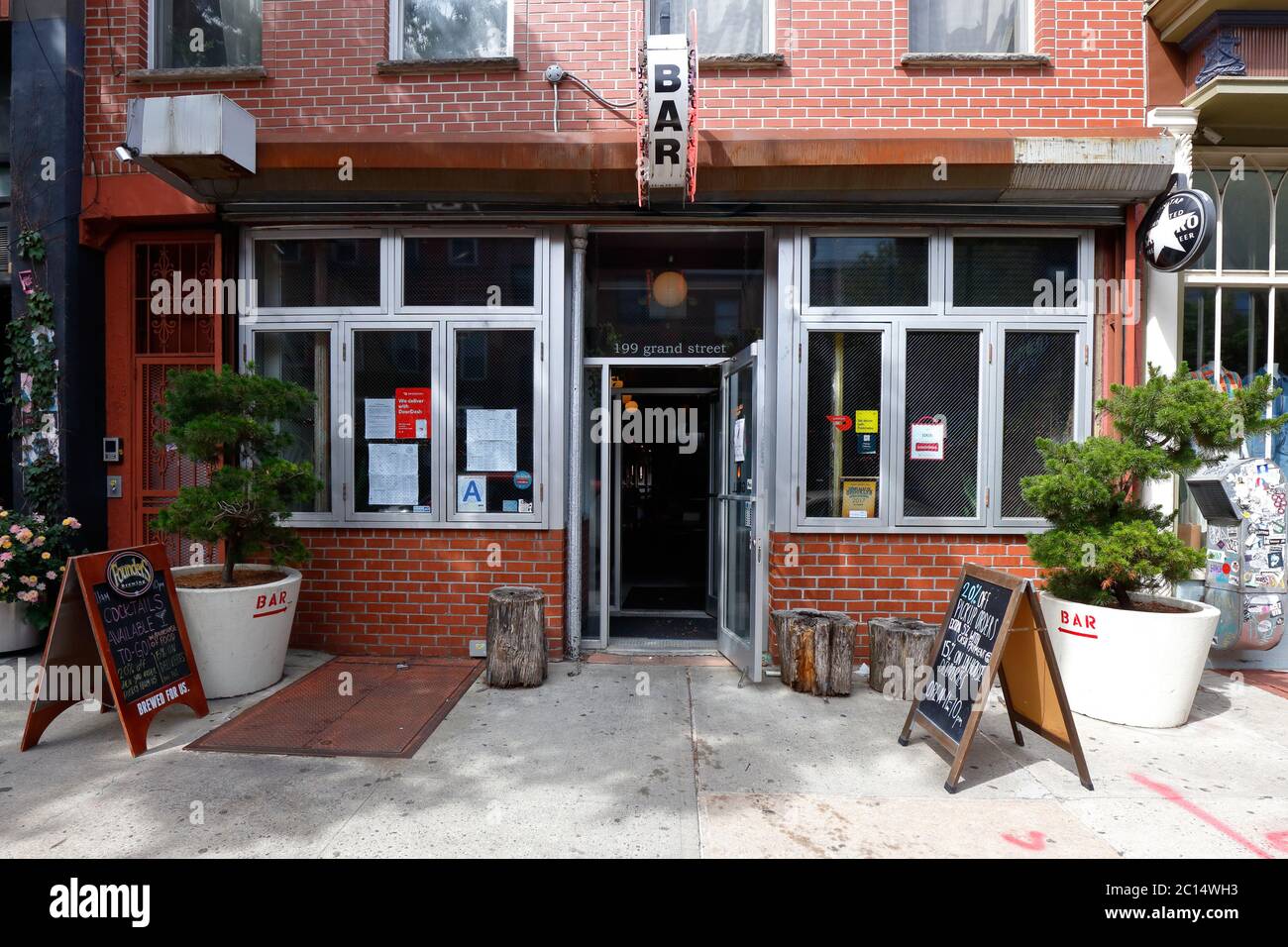 Dokebi Bar and Grill, 199 Grand Street, Brooklyn, New York. Foto di fronte al negozio di New York di un ristorante coreano barbecue nel quartiere di Williamsburg. Foto Stock