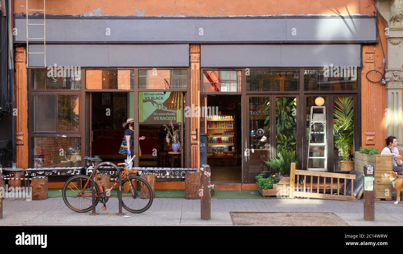 Pause Cafe, 3 Clinton St, New York, New York, foto di un negozio di caffè e Supercoods Bowl Cafe nel Lower East Side di Manhattan. Foto Stock