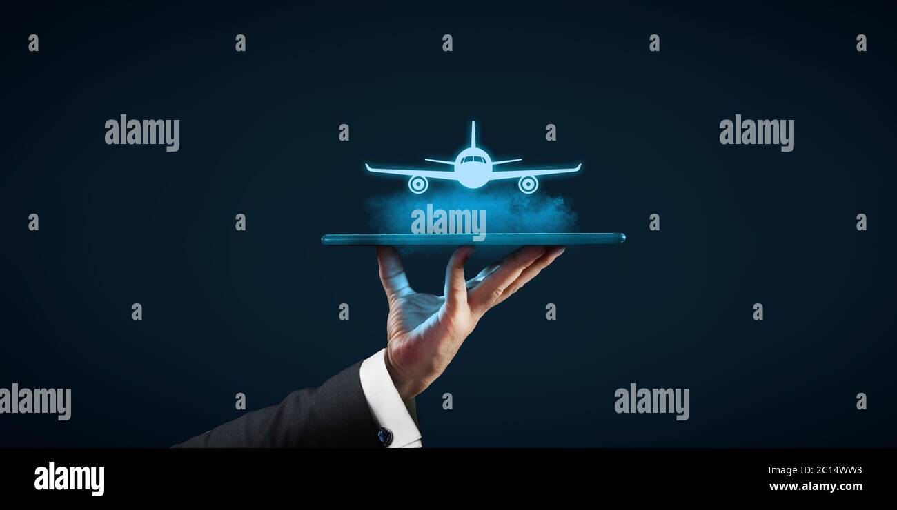Prenotazione di biglietti aerei su un'app per tablet digitale o concetti di assicurazione di viaggio online. Foto Stock