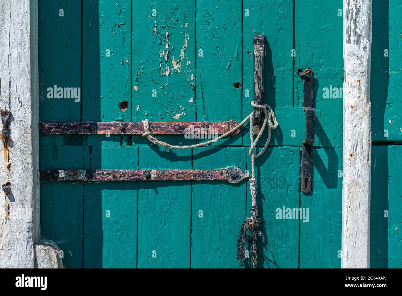 Particolare di un cancello d'ingresso in legno, ex casa colonica sul Mare del Nord isola di Neuwerk, Stato federale di Amburgo, Germania del Nord, Patrimonio Mondiale dell'UNESCO Foto Stock