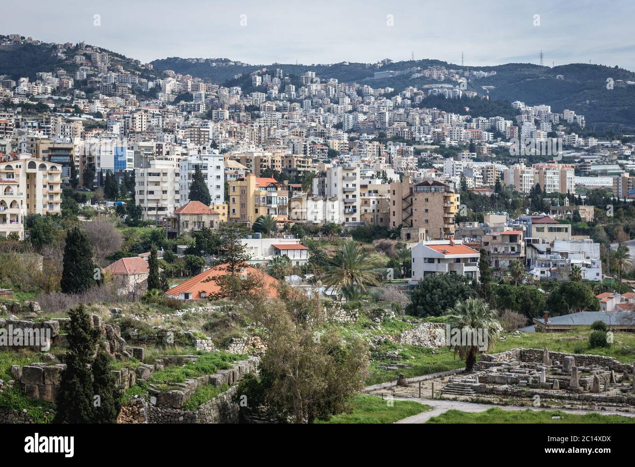Vista aerea del sito archeologico e della città da un castello crociato a Byblos, la più grande città del Governatorato del Libano del Monte Foto Stock