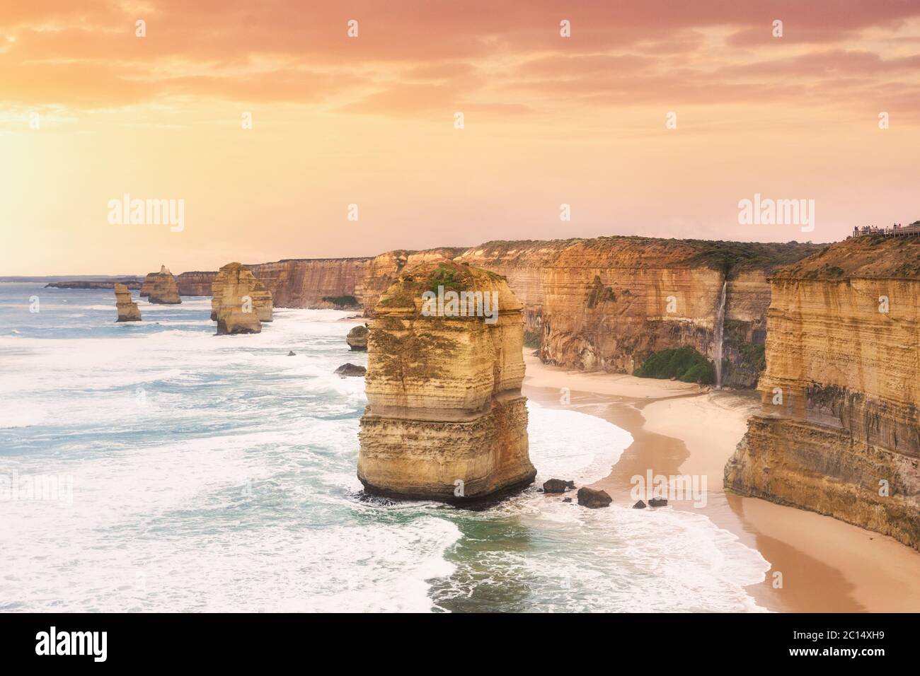 Great Ocean Road. Dodici rocce apostoli e mare al tramonto. Victoria, Australia Foto Stock