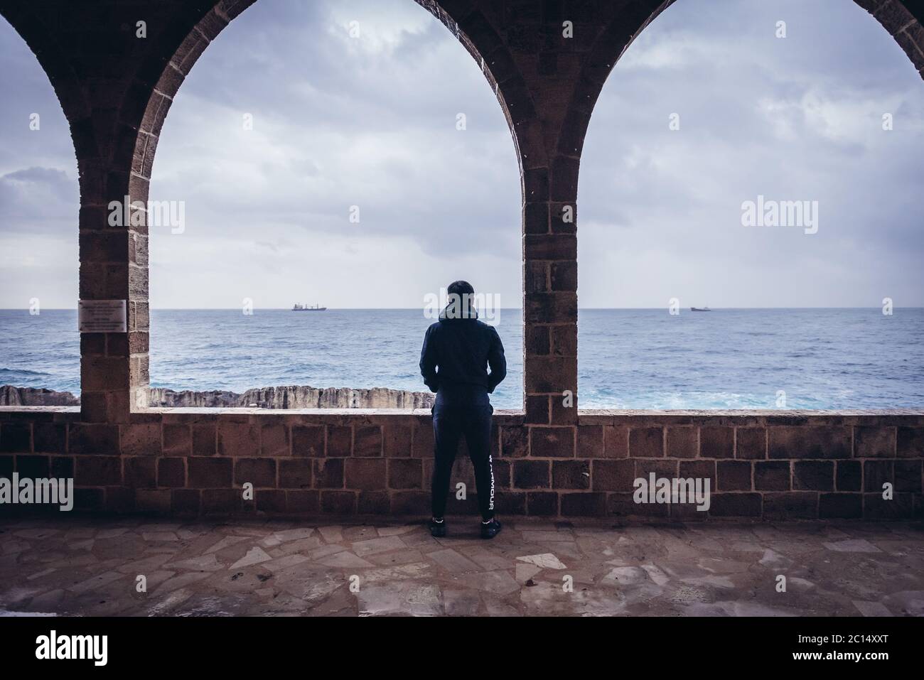 Terrazza accanto a Saydet al Bahr - Chiesa di nostra Signora del Mare nella città di Batroun nel nord del Libano e una delle città più antiche del mondo Foto Stock