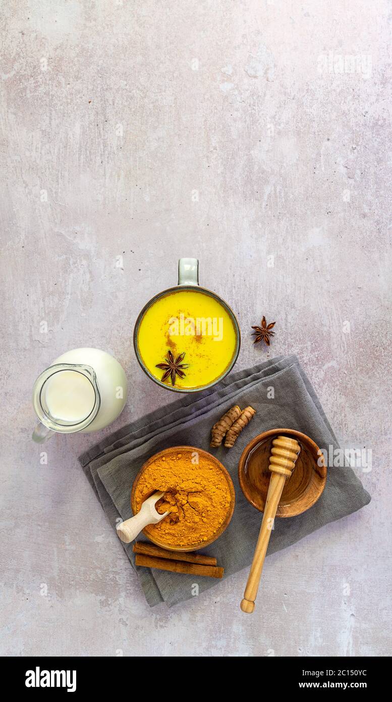 Orientamento verticale. Latte dorato Ayurveda. Foto Stock