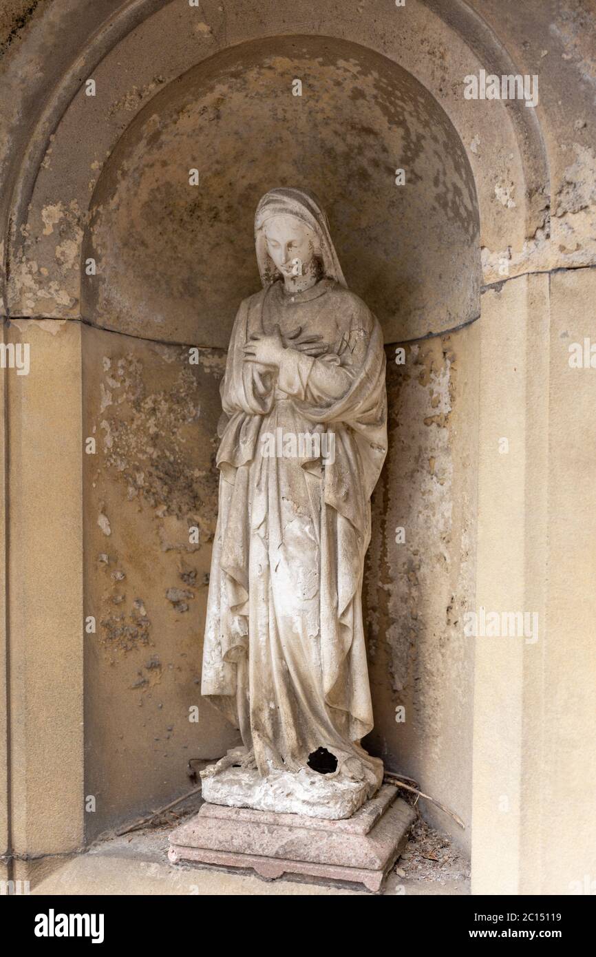 Statua lapidata della Vergine Maria che tiene la veglia, scultura tomba Foto Stock