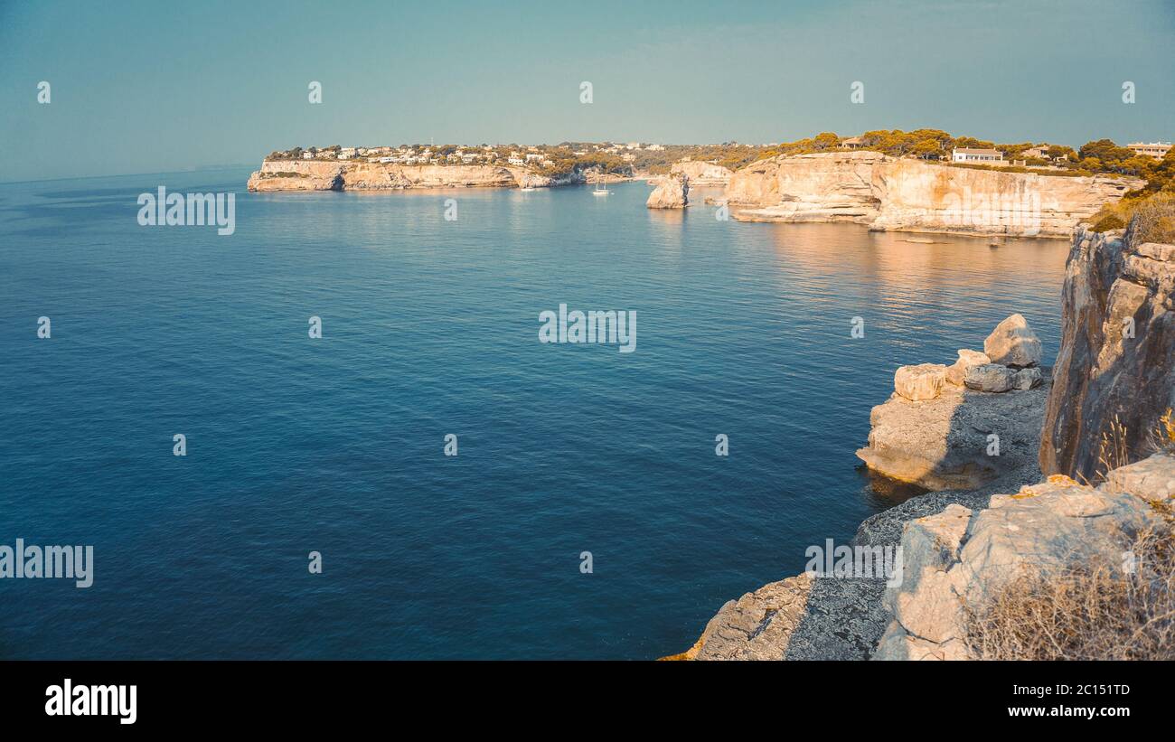 L'isola di Maiorca è la più grande delle Isole Baleari, che appartiene alla  Spagna. Troverete molte spiagge sabbiose e un piacevole clima mediterraneo  Foto stock - Alamy