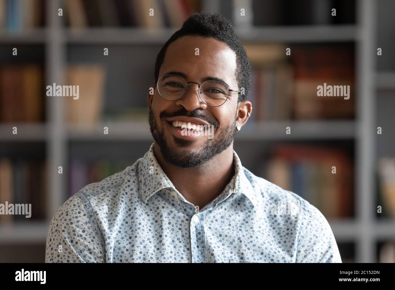 Ritratto di headshot ragazzo africano sorridente guardando la fotocamera Foto Stock