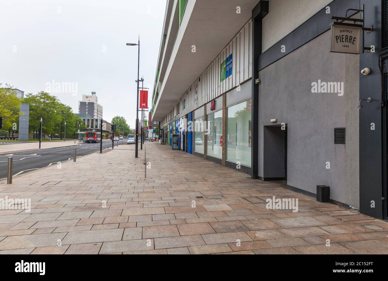 Una strada praticamente deserta Albert Road, Middlesbrough, Inghilterra, Regno Unito durante la pandemia di Coronavirus, fuori dal Cleveland Center Foto Stock