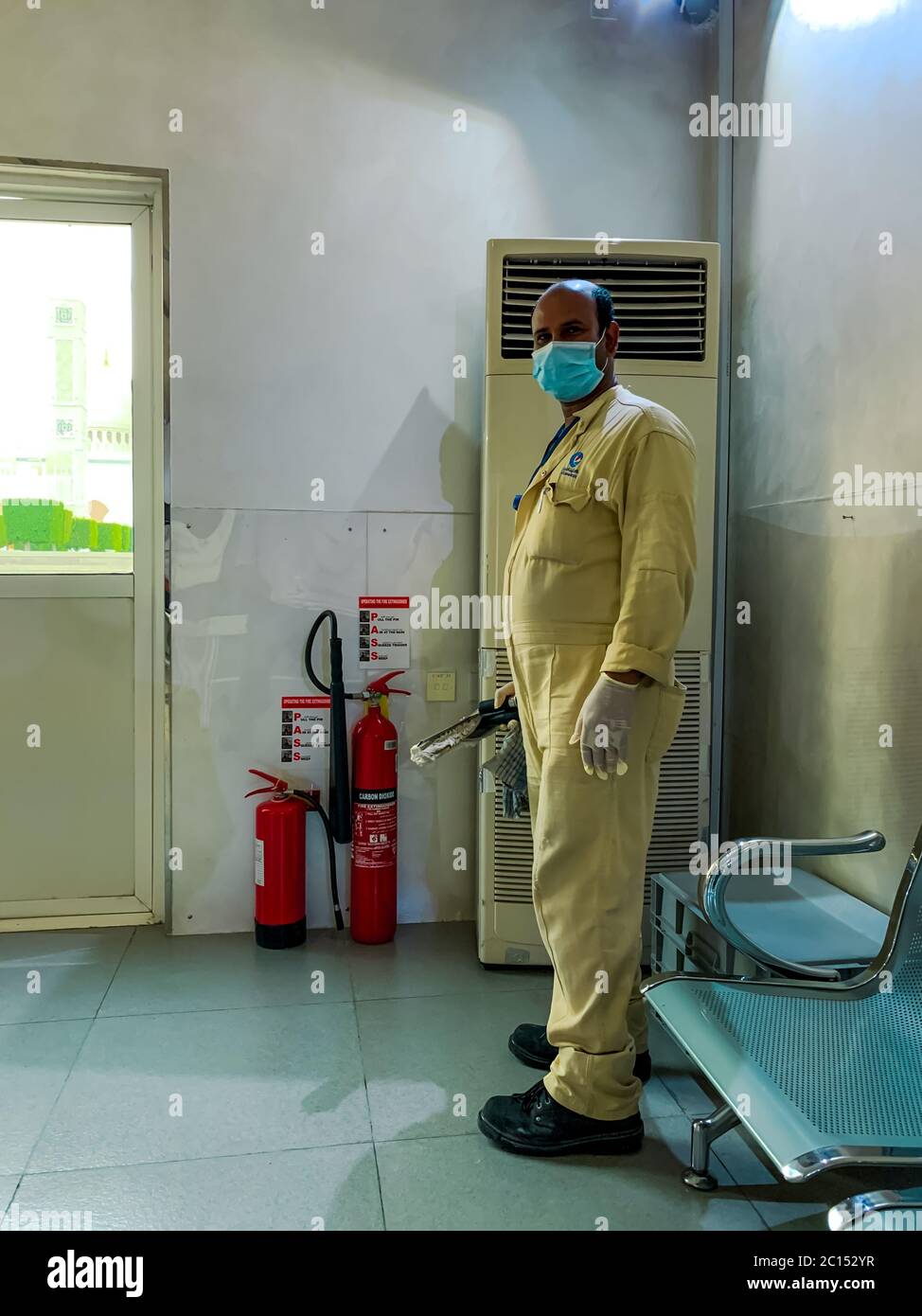 persone più pulite in guanti protettivi e maschera facciale, pulizia e disinfezione covod-19, malattia di coronavirus, misure preventive Foto Stock
