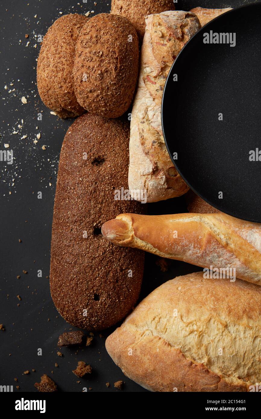 Diversi tipi di pane sullo sfondo Foto Stock