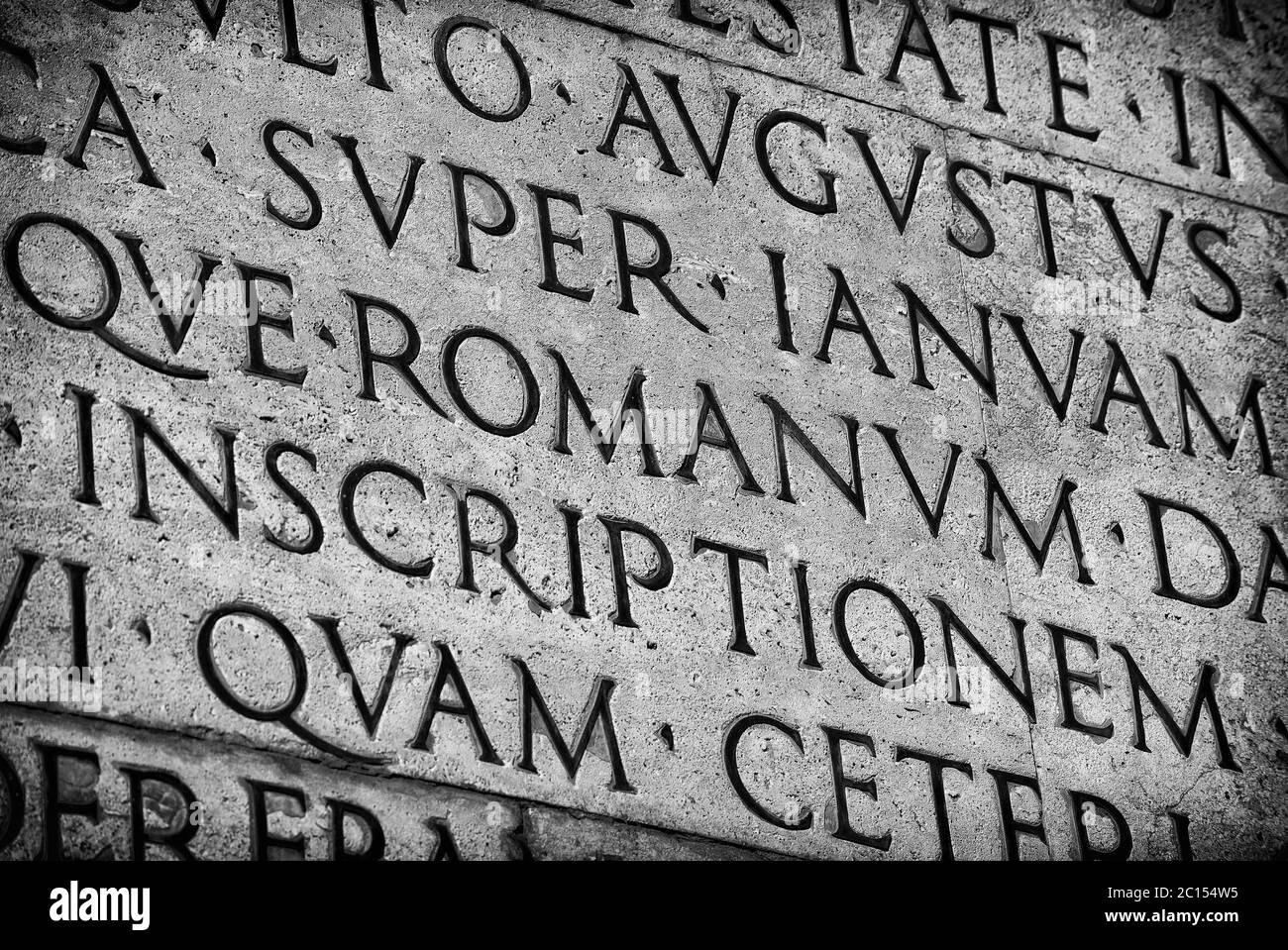 Lingua antica latina ed educazione classica. Iscrizione dell'Imperatore Augusto Res Gestae (i sec. d.C.), con la parola Romanum nel cinta Foto Stock