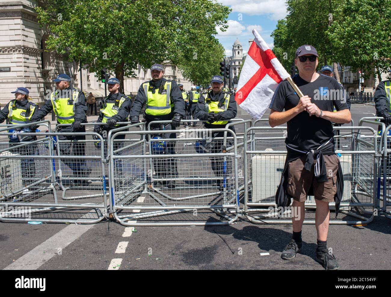 La polizia di Whitehhall è stata ribattonita dietro le barriere, impedendo ai sostenitori britannici di estrema destra di scontrarsi con i manifestanti anti anti anti-razzismo Black Lives. Foto Stock