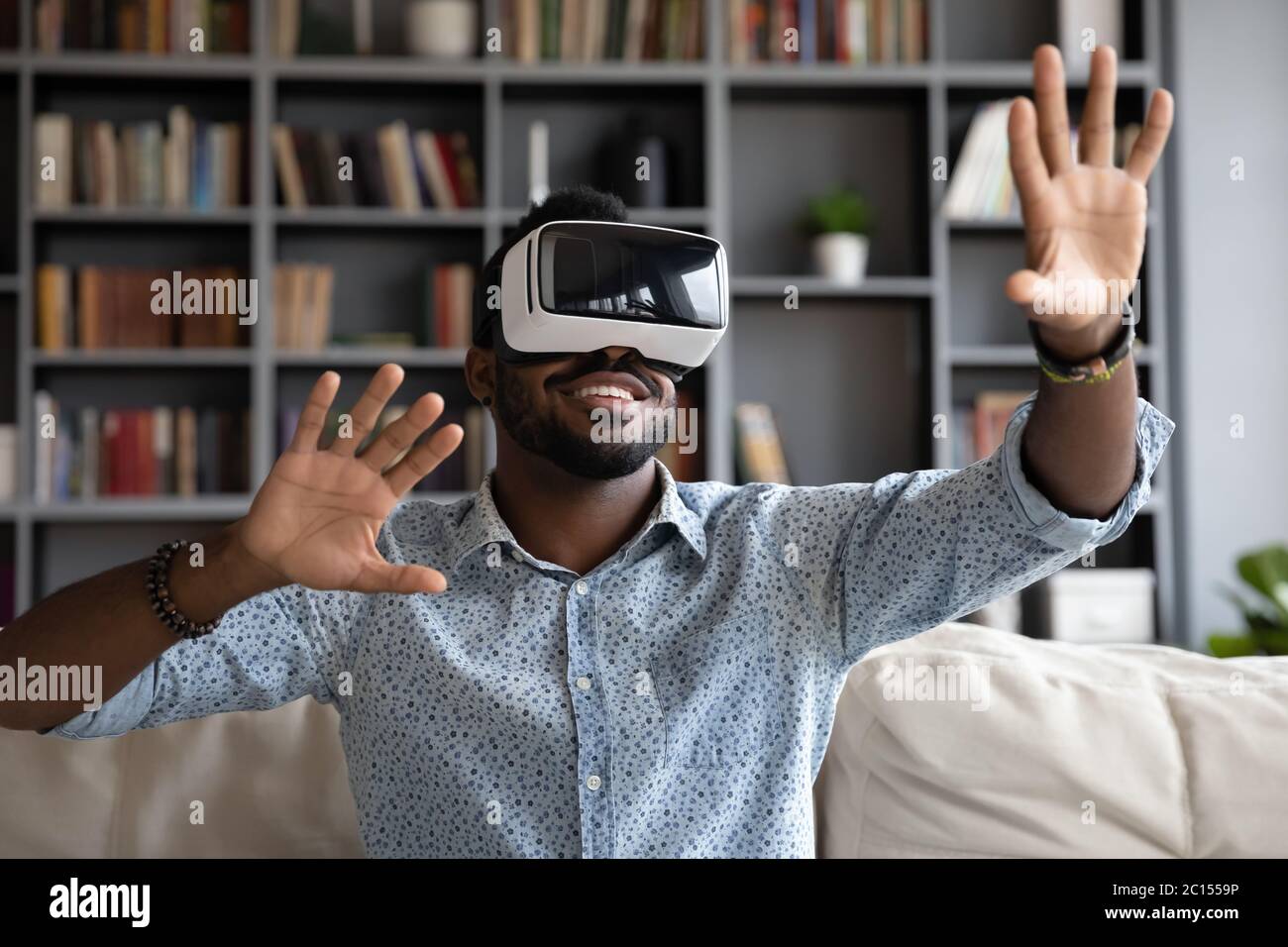 Cuffie di tipo africano Godetevi la simulazione di gioco online in realtà virtuale Foto Stock