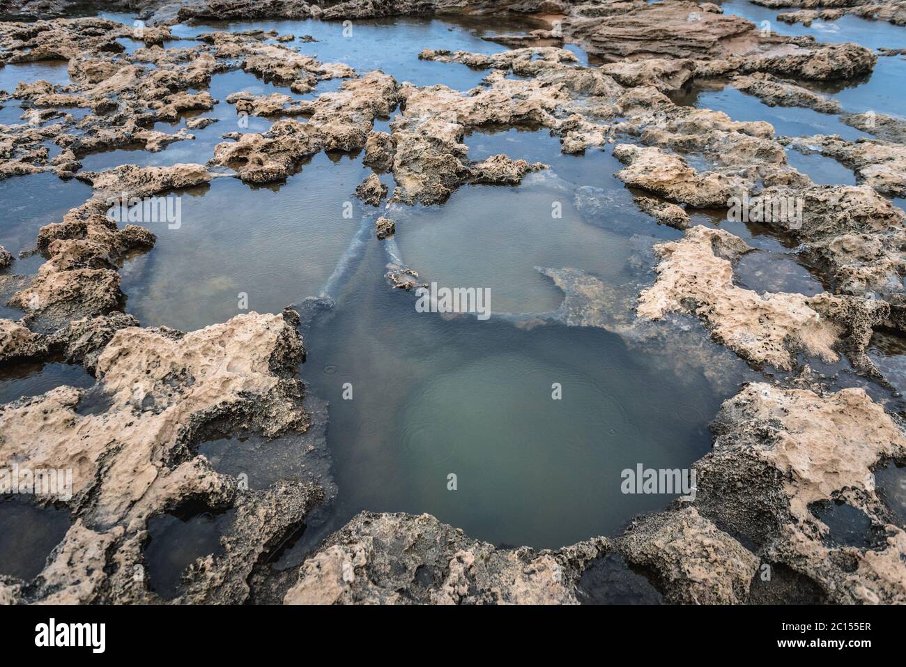 Costa rocciosa nel porto di Batroun città nel nord del Libano e una delle città più antiche del mondo Foto Stock