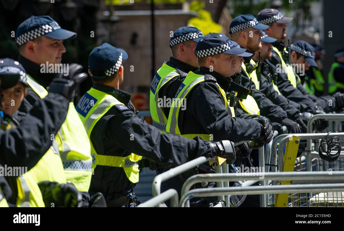 La polizia di Whitehhall è stata ribattonita dietro le barriere, impedendo ai sostenitori britannici di estrema destra di scontrarsi con i manifestanti anti anti anti-razzismo Black Lives. Foto Stock