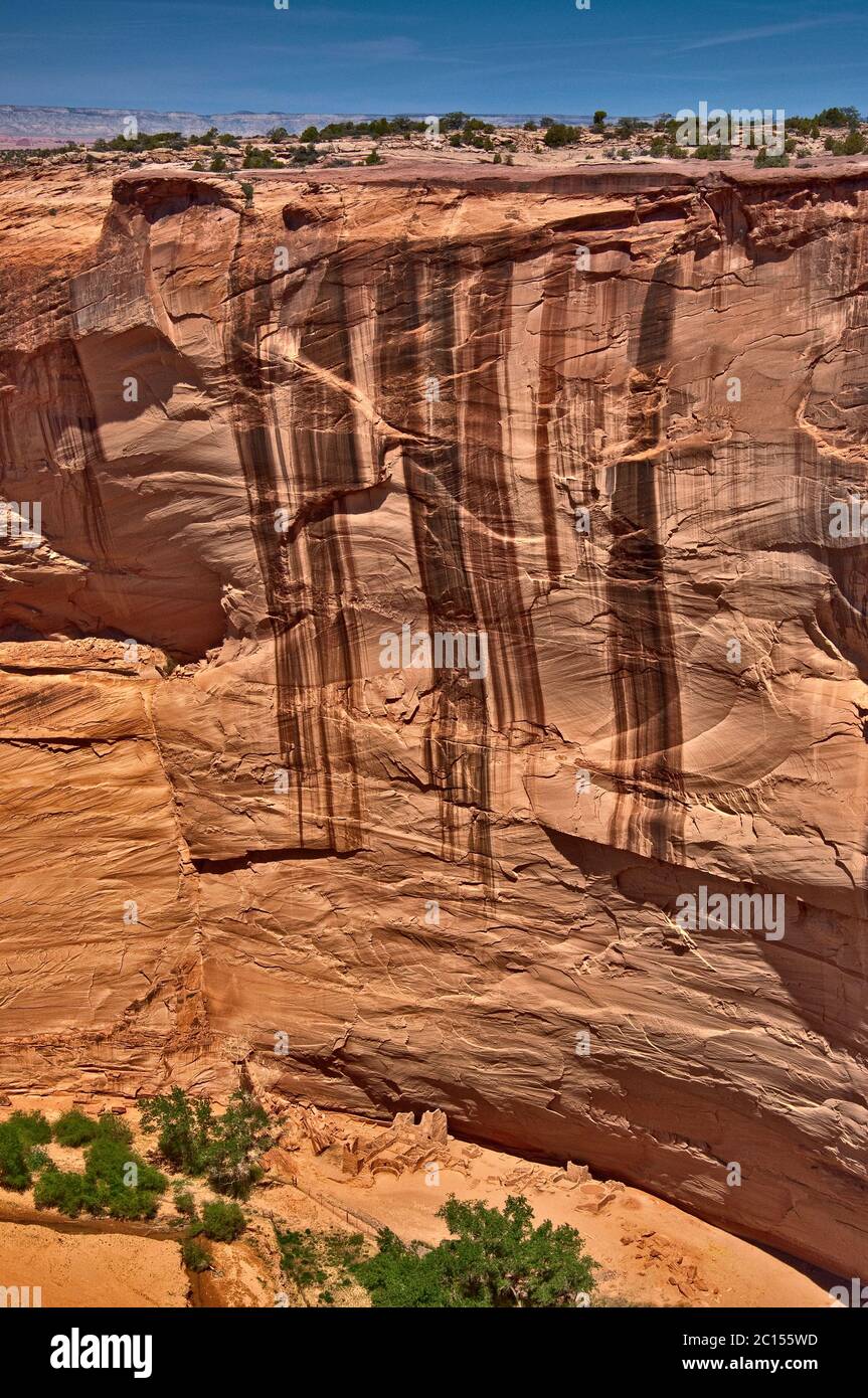 Rovine Antelope House, vernice del deserto su parete, Canyon de Chelly Monument, Riserva indiana Navajo, Arizona, Stati Uniti Foto Stock