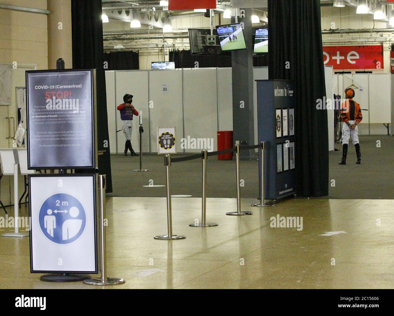 Ryan Moore e Kevin Stott nella sala di pesatura temporanea all'ippodromo di Doncaster. Foto Stock