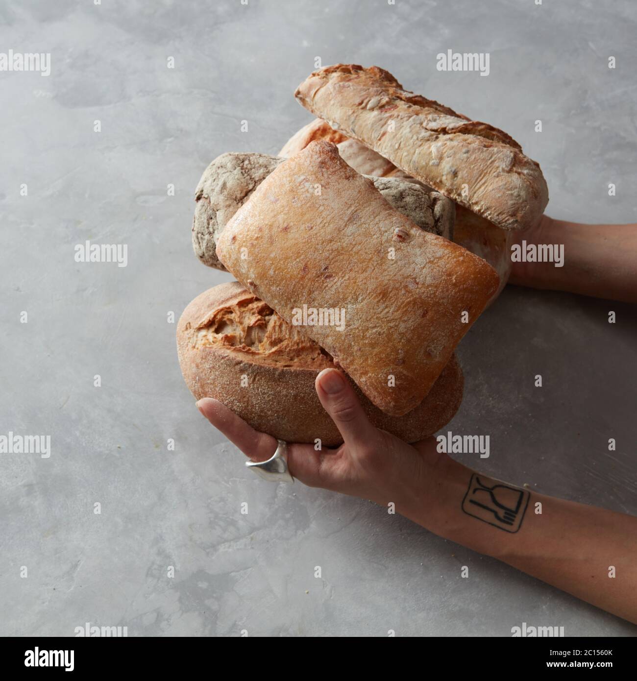 Mani il pane Foto Stock