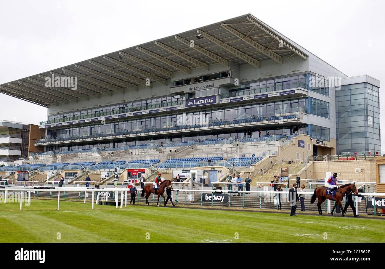 Ryan Moore sulla Queen's Collinsbay prima della Betway British Stallion Stacchs Maiden Stakes all'ippodromo di Doncaster. Foto Stock