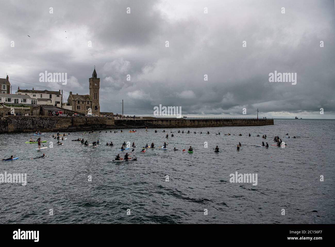 Porthleven Cornwall, Black Lives Matter, il loro scopo era quello di rispettare le linee guida dei governi in materia di distanza sociale e formare un cerchio. C'era un minuto di silenzio seguito da un urlo, un colpo e un colpo prima di rientrare. Credit: kathleen White/Alamy Live News Foto Stock