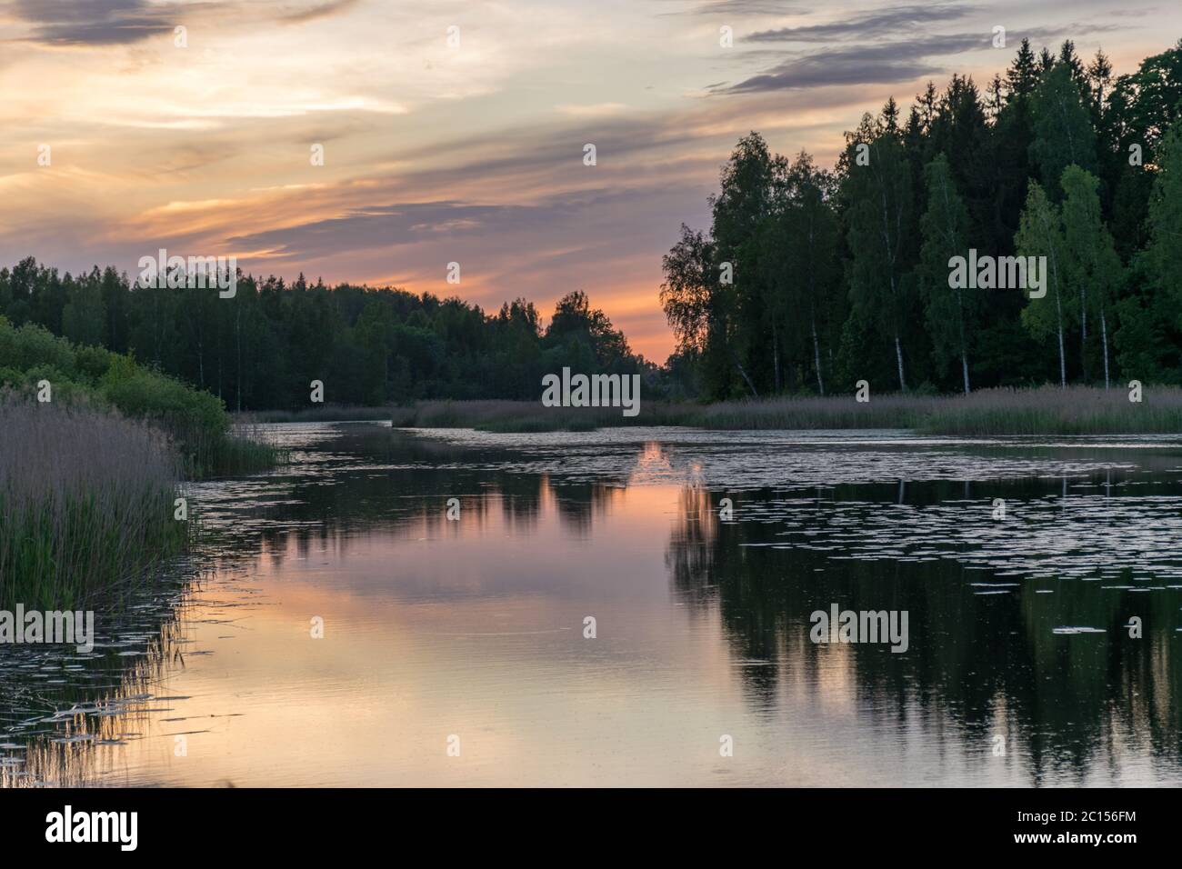 immagine estiva con bellissimo tramonto colorato sul lago, un meraviglioso luogo di forza ed energia, pace, armonia e tranquillità Foto Stock