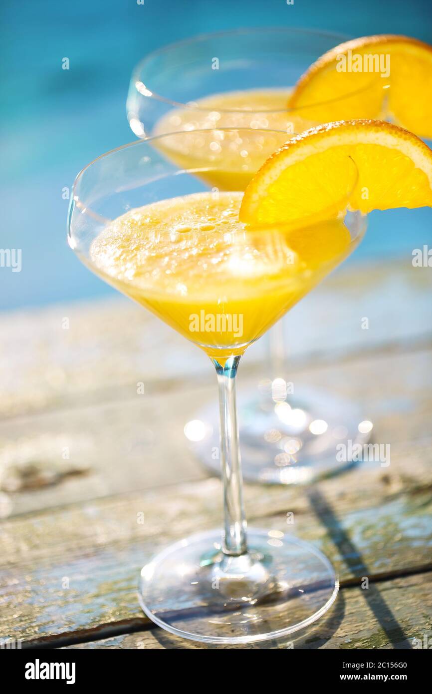 Bicchieri di champagne con cocktail Mimosa a fette d'arancia Foto Stock