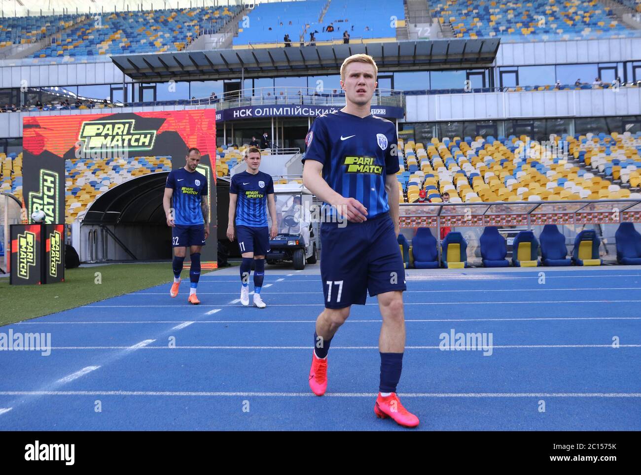 KIEV, UCRAINA - 6 GIUGNO 2020: I giocatori di Desna Chernihiv vanno in campo prima della partita della Premier League Ucraina contro Shakhtar Donetsk allo stadio NSC Olympiyskyi di Kiev, Ucraina Foto Stock