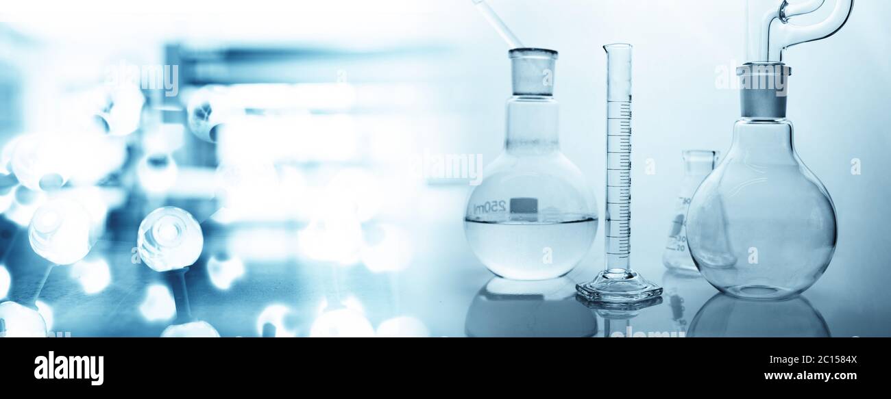 il pallone di vetro rotondo con vetro di estrazione è stato impostato con struttura molecolare chimica blu e fondo di striscione per chimica da laboratorio Foto Stock