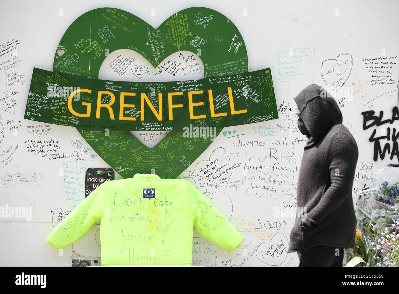 Persone al Grenfell Memorial Community Mosaic alla base del blocco torre di Londra, il terzo anniversario dell'incendio della Torre di Grenfell, che ha causato 72 vittime il 14 2017 giugno. Foto Stock