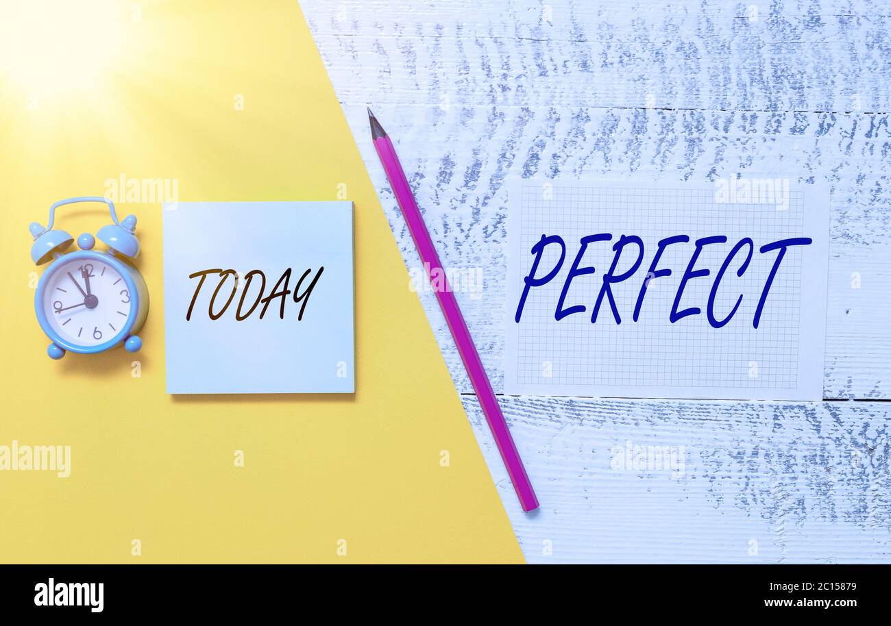 Nota di scrittura che mostra perfetto. Concetto di business per completo senza difetti o difetti preciso marcatore Notepad carta colorata shee preciso o preciso Foto Stock