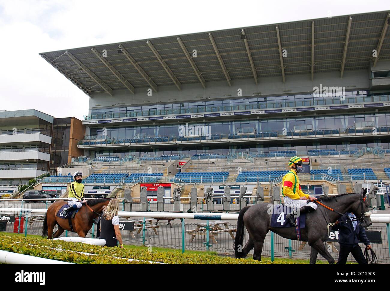 Steely Queen e lei fanno ritorno davanti a stand vuoti all'ippodromo di Doncaster. Foto Stock