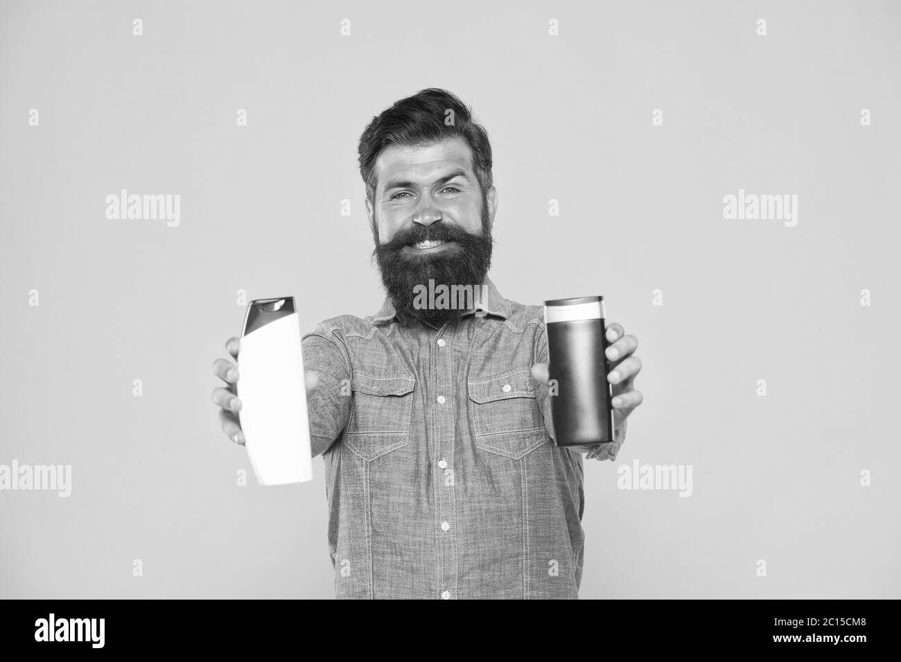 Essenziale per una buona igiene. Bottigliette per gel e shampoo hippster. Uomo con bearded con prodotti di igiene. Cosmetici e articoli da toeletta. Abitudini di igiene personale. Igiene e salute. Foto Stock