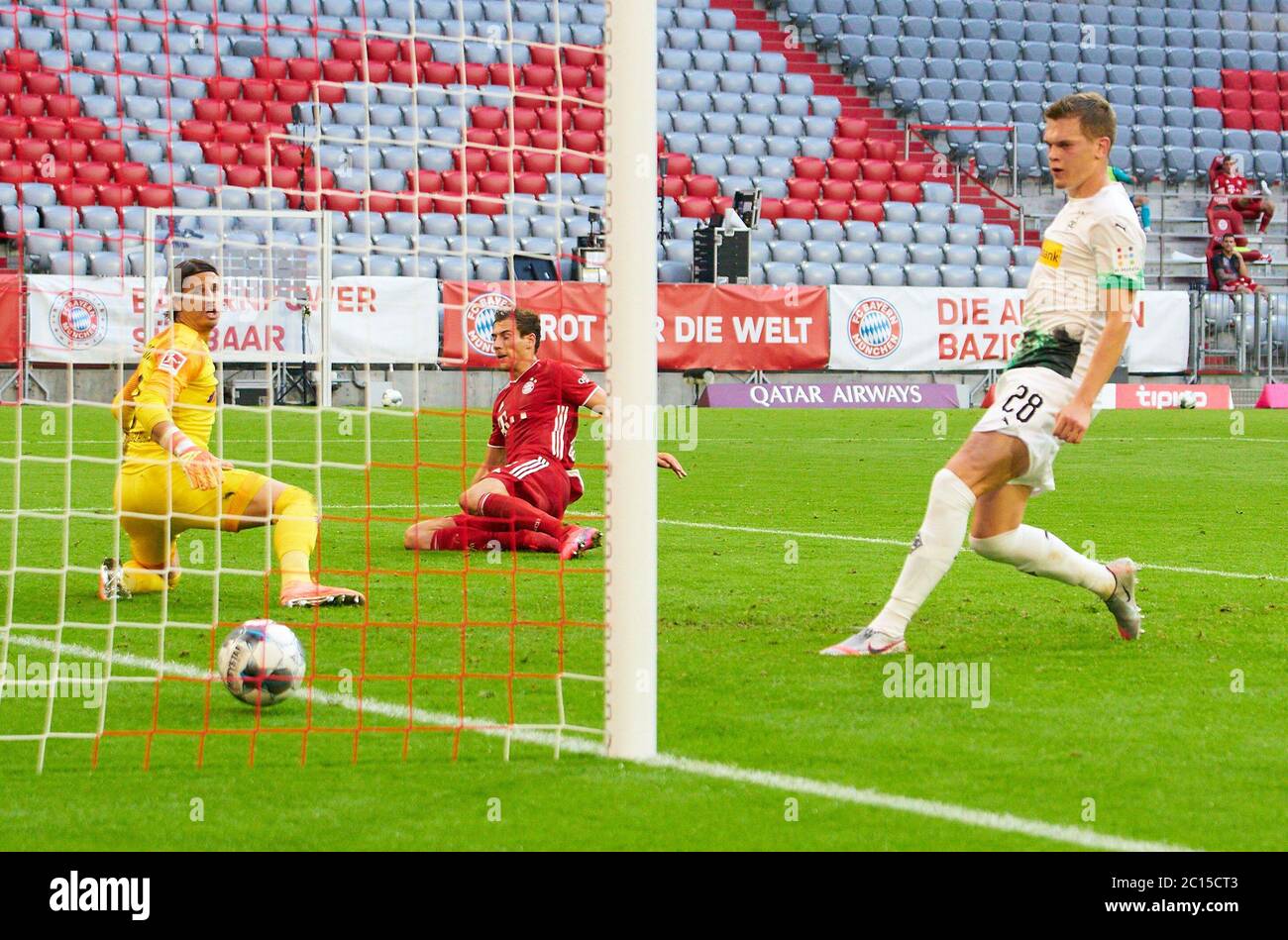 Monaco, Germania, 13. Juni 2020, Leon GORETZKA, FCB 18 punteggi, spara goal per , Tor, Treffer, 2-1, Yann SOMMER, MG 1 Matthias GINTER, MG 28 beim Spiel FC BAYERN Monaco di Baviera - BORUSSIA MOENCHENGLADBACH in der 1.Bundesliga, Saison 2019/2020, 31.Spieltag, Gladbach, © Live News: LE NORMATIVE DFL VIETANO QUALSIASI USO DI FOTOGRAFIE come SEQUENZE DI IMMAGINI e/o QUASI-VIDEO - Notizie nazionali e internazionali - solo per uso editoriale Foto Stock